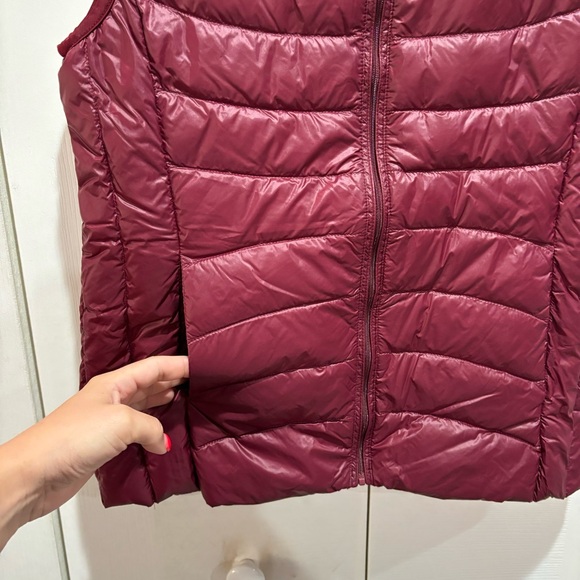 AMAZON Women’s Burgundy Winter Lightweight Zip Up Puffer Vest w/ Pockets -size S - Picture 2 of 6